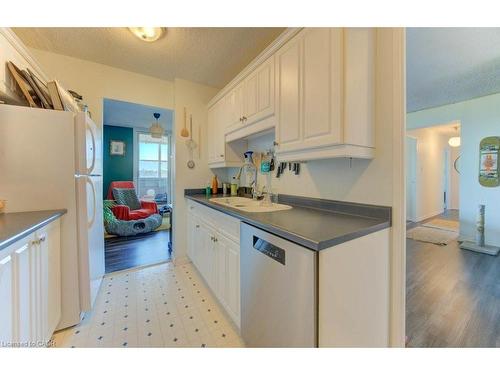 509-225 Harvard Place, Waterloo, ON - Indoor Photo Showing Kitchen