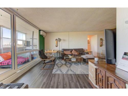 509-225 Harvard Place, Waterloo, ON - Indoor Photo Showing Living Room