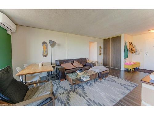 509-225 Harvard Place, Waterloo, ON - Indoor Photo Showing Living Room