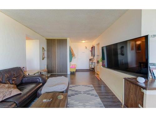 509-225 Harvard Place, Waterloo, ON - Indoor Photo Showing Living Room