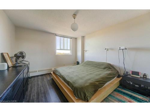 509-225 Harvard Place, Waterloo, ON - Indoor Photo Showing Bedroom