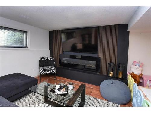 14 Basin Crescent, Hamilton, ON - Indoor Photo Showing Living Room
