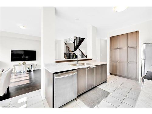 11 Honey Comb Trail, Welland, ON - Indoor Photo Showing Kitchen