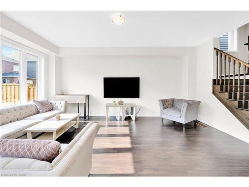 11 Honey Comb Trail, Welland, ON - Indoor Photo Showing Living Room