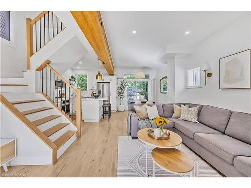 289 Cumberland Avenue, Hamilton, ON - Indoor Photo Showing Living Room