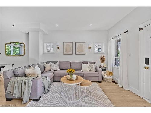 289 Cumberland Avenue, Hamilton, ON - Indoor Photo Showing Living Room