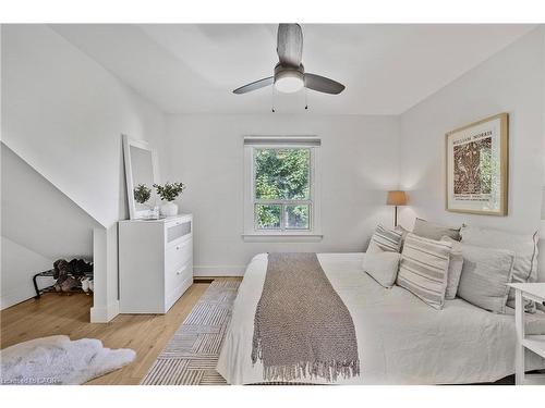 289 Cumberland Avenue, Hamilton, ON - Indoor Photo Showing Bedroom