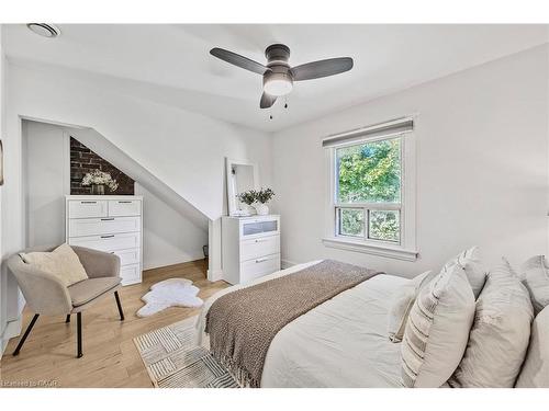 289 Cumberland Avenue, Hamilton, ON - Indoor Photo Showing Bedroom