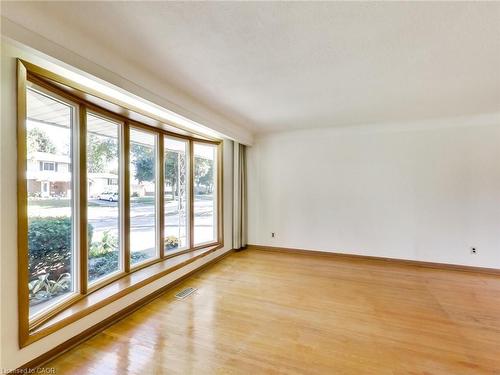 558 Parkside Crescent, Burlington, ON - Indoor Photo Showing Other Room