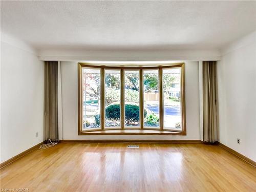 558 Parkside Crescent, Burlington, ON - Indoor Photo Showing Other Room