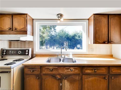 558 Parkside Crescent, Burlington, ON - Indoor Photo Showing Kitchen With Double Sink