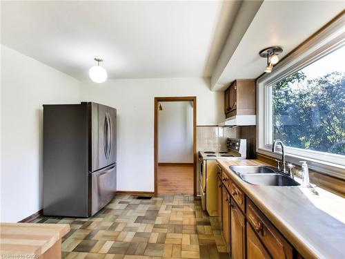 558 Parkside Crescent, Burlington, ON - Indoor Photo Showing Kitchen With Double Sink