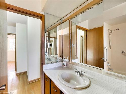 558 Parkside Crescent, Burlington, ON - Indoor Photo Showing Bathroom