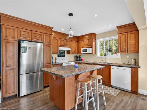 579 Upper Sherman Avenue, Hamilton, ON - Indoor Photo Showing Kitchen
