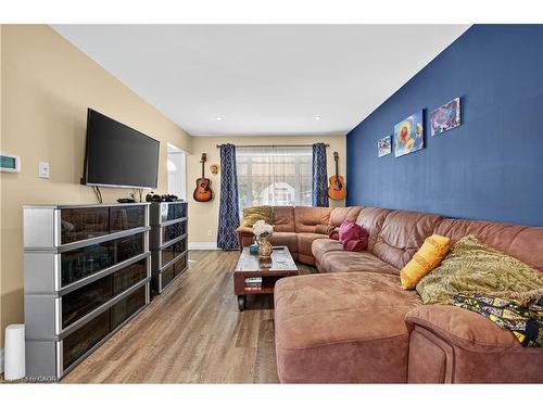579 Upper Sherman Avenue, Hamilton, ON - Indoor Photo Showing Living Room