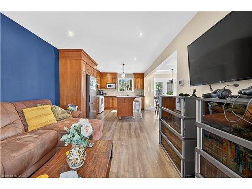 579 Upper Sherman Avenue, Hamilton, ON - Indoor Photo Showing Living Room