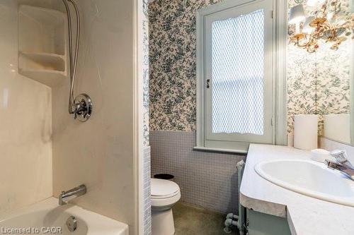 142 Aberdeen Avenue, Hamilton, ON - Indoor Photo Showing Bathroom
