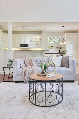 27-2165 Stavebank Road, Mississauga, ON - Indoor Photo Showing Living Room