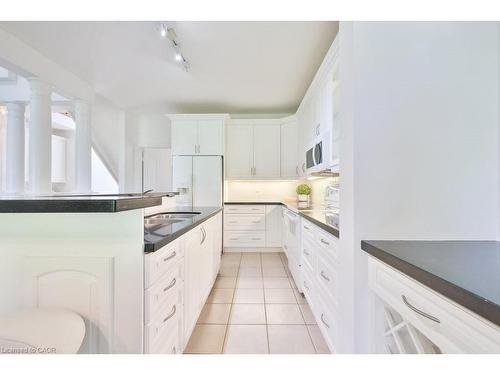 27-2165 Stavebank Road, Mississauga, ON - Indoor Photo Showing Kitchen With Upgraded Kitchen