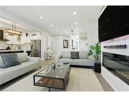 50 Fairgrounds Drive, Hamilton, ON - Indoor Photo Showing Living Room