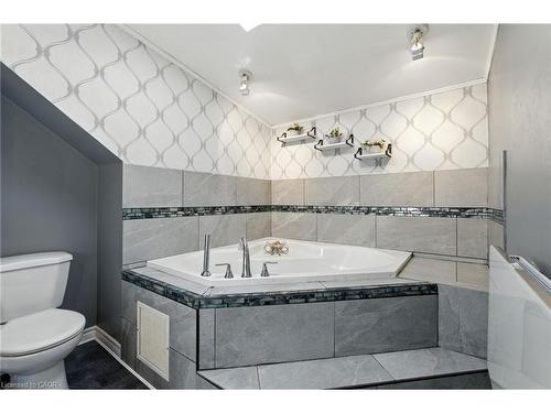 313 Graham Avenue S, Hamilton, ON - Indoor Photo Showing Bathroom