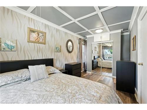 313 Graham Avenue S, Hamilton, ON - Indoor Photo Showing Bedroom