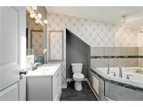 313 Graham Avenue S, Hamilton, ON - Indoor Photo Showing Bathroom