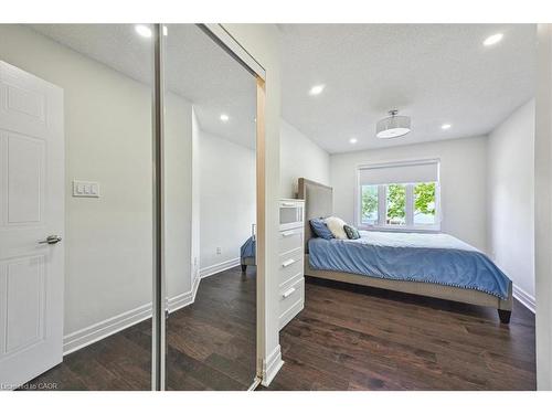 2-2920 Headon Forest Drive, Burlington, ON - Indoor Photo Showing Bedroom