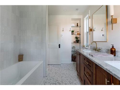 467 King William Street, Hamilton, ON - Indoor Photo Showing Bathroom