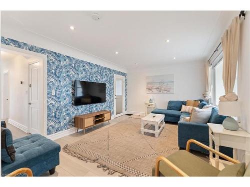 1019 Beach Boulevard, Hamilton, ON - Indoor Photo Showing Living Room
