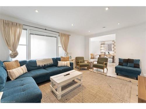 1019 Beach Boulevard, Hamilton, ON - Indoor Photo Showing Living Room