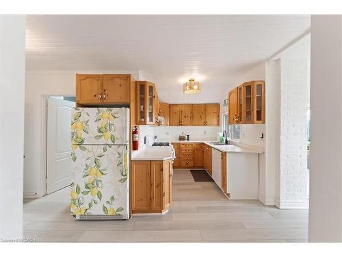 1019 Beach Boulevard, Hamilton, ON - Indoor Photo Showing Kitchen