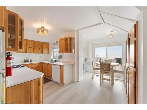 1019 Beach Boulevard, Hamilton, ON - Indoor Photo Showing Kitchen