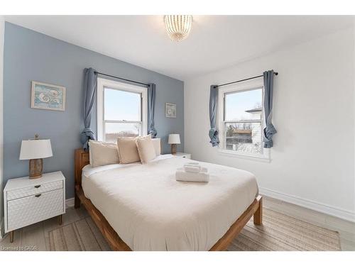 1019 Beach Boulevard, Hamilton, ON - Indoor Photo Showing Bedroom