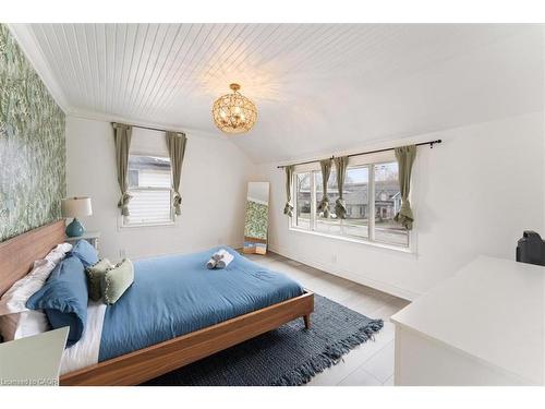 1019 Beach Boulevard, Hamilton, ON - Indoor Photo Showing Bedroom