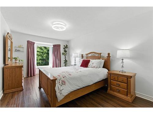 10 Shadowdale Drive, Stoney Creek, ON - Indoor Photo Showing Bedroom
