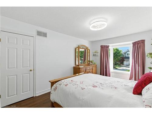 10 Shadowdale Drive, Stoney Creek, ON - Indoor Photo Showing Bedroom