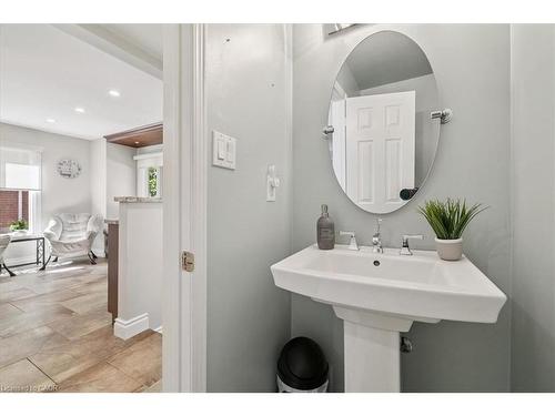 44 Sunvale Place, Stoney Creek, ON - Indoor Photo Showing Bathroom