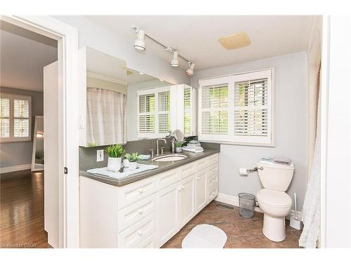 358 Green Acres Drive, Waterloo, ON - Indoor Photo Showing Bathroom