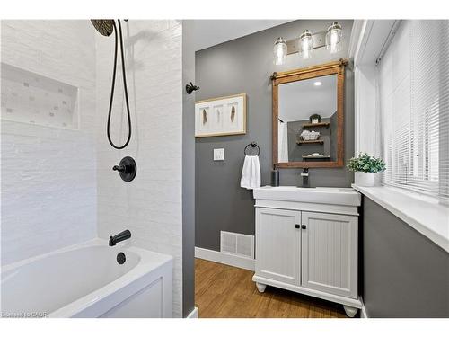 197 Balmoral Avenue S, Hamilton, ON - Indoor Photo Showing Bathroom