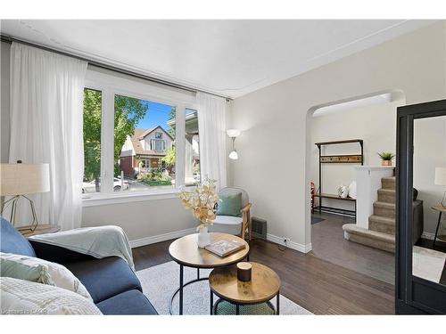 197 Balmoral Avenue S, Hamilton, ON - Indoor Photo Showing Living Room