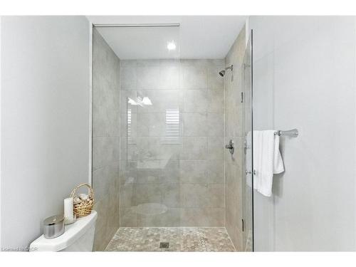 15 Robarts Drive, Ancaster, ON - Indoor Photo Showing Bathroom