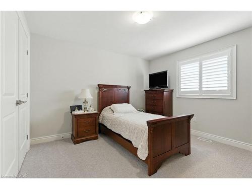 15 Robarts Drive, Ancaster, ON - Indoor Photo Showing Bedroom