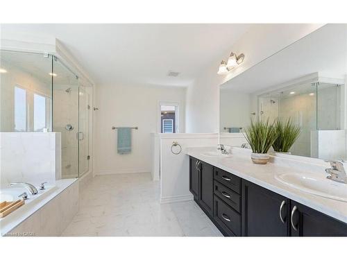 30 Rowley Street, Brantford, ON - Indoor Photo Showing Bathroom