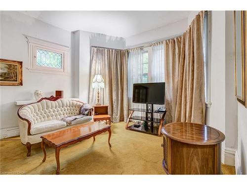 99 Blake Street, Hamilton, ON - Indoor Photo Showing Living Room