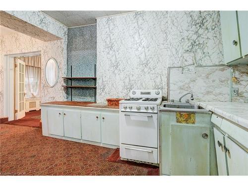 99 Blake Street, Hamilton, ON - Indoor Photo Showing Kitchen