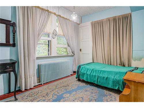 99 Blake Street, Hamilton, ON - Indoor Photo Showing Bedroom