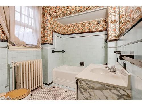 99 Blake Street, Hamilton, ON - Indoor Photo Showing Bathroom