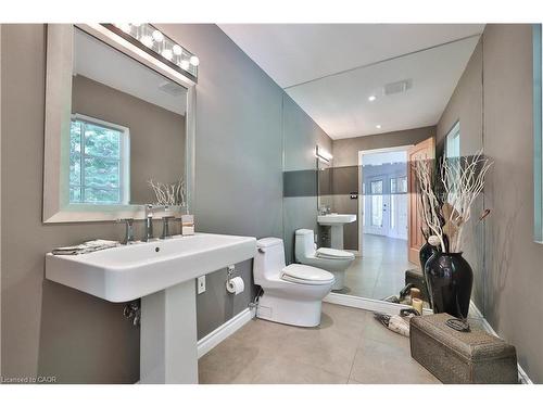 1270 1 Side Road, Burlington, ON - Indoor Photo Showing Bathroom