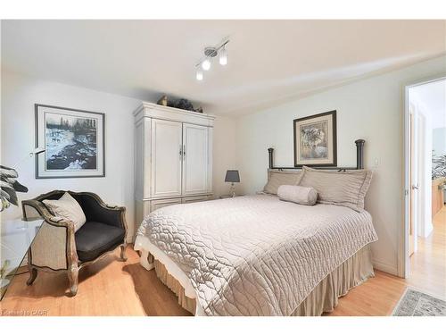 1270 1 Side Road, Burlington, ON - Indoor Photo Showing Bedroom